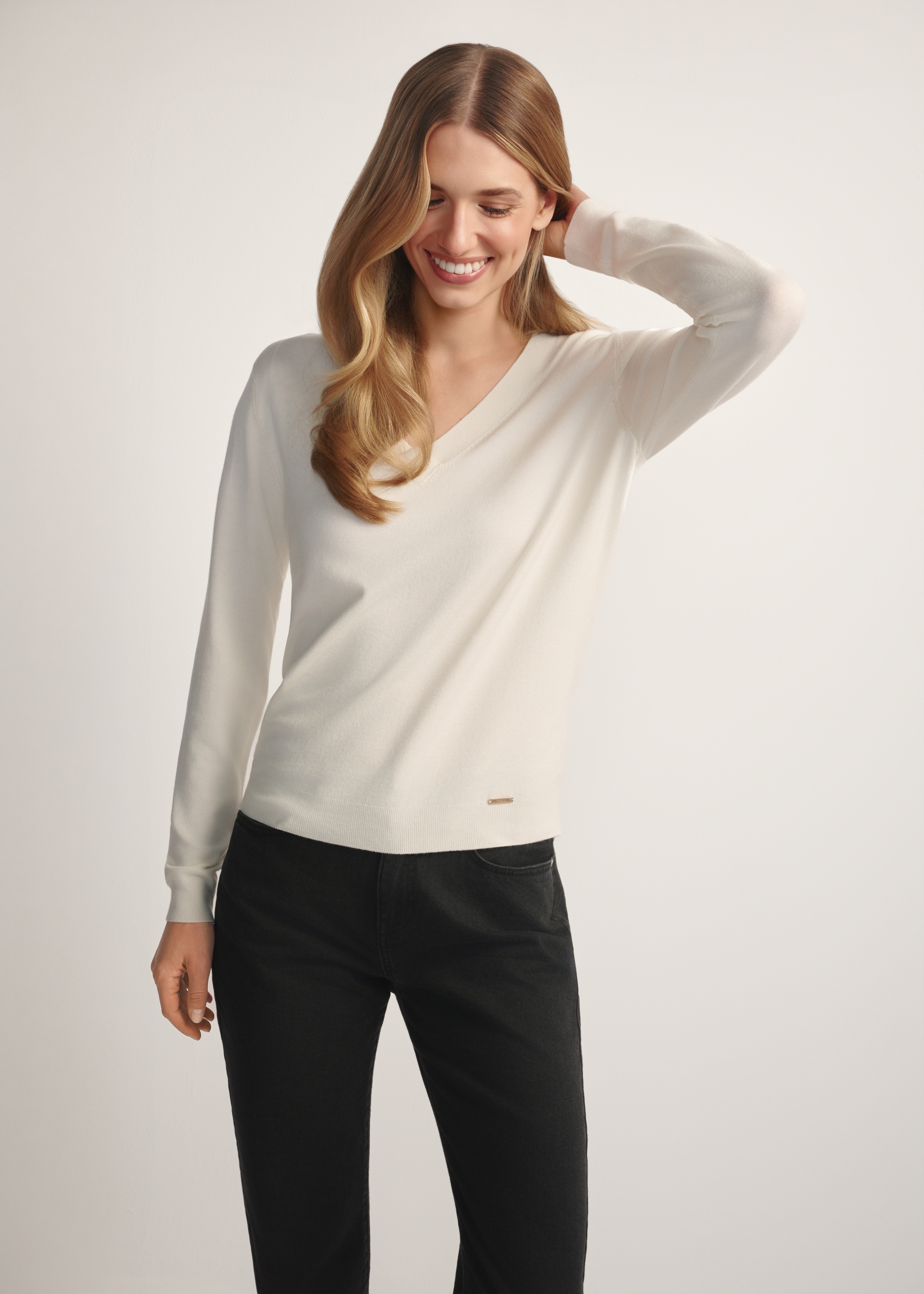 Kremowy sweter z dekoltem V-neck SWEDT-0201-0B(W26)
