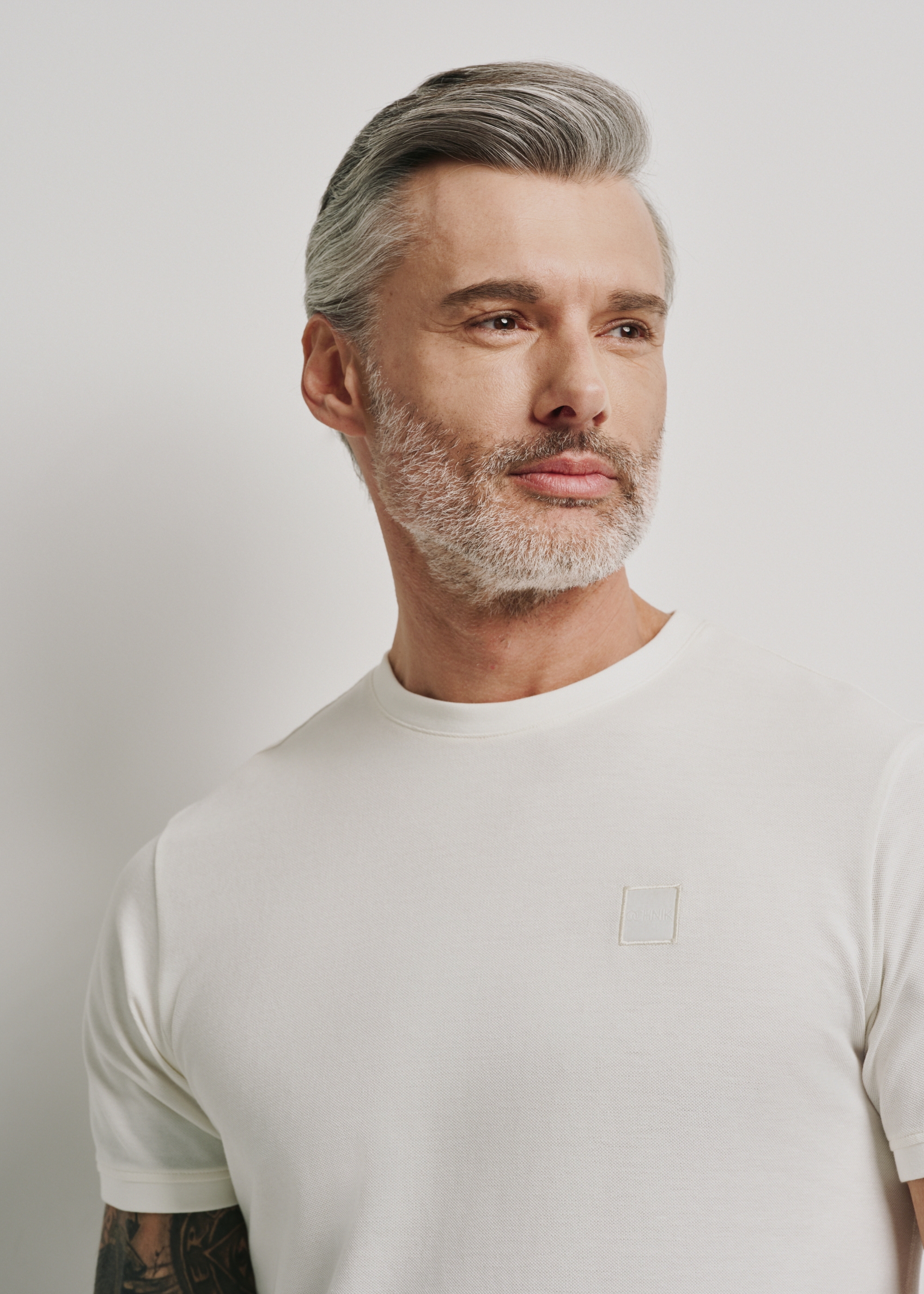 Kremowy T-shirt męski basic z logo TSHMT-0100-12(W24) | OCHNIK