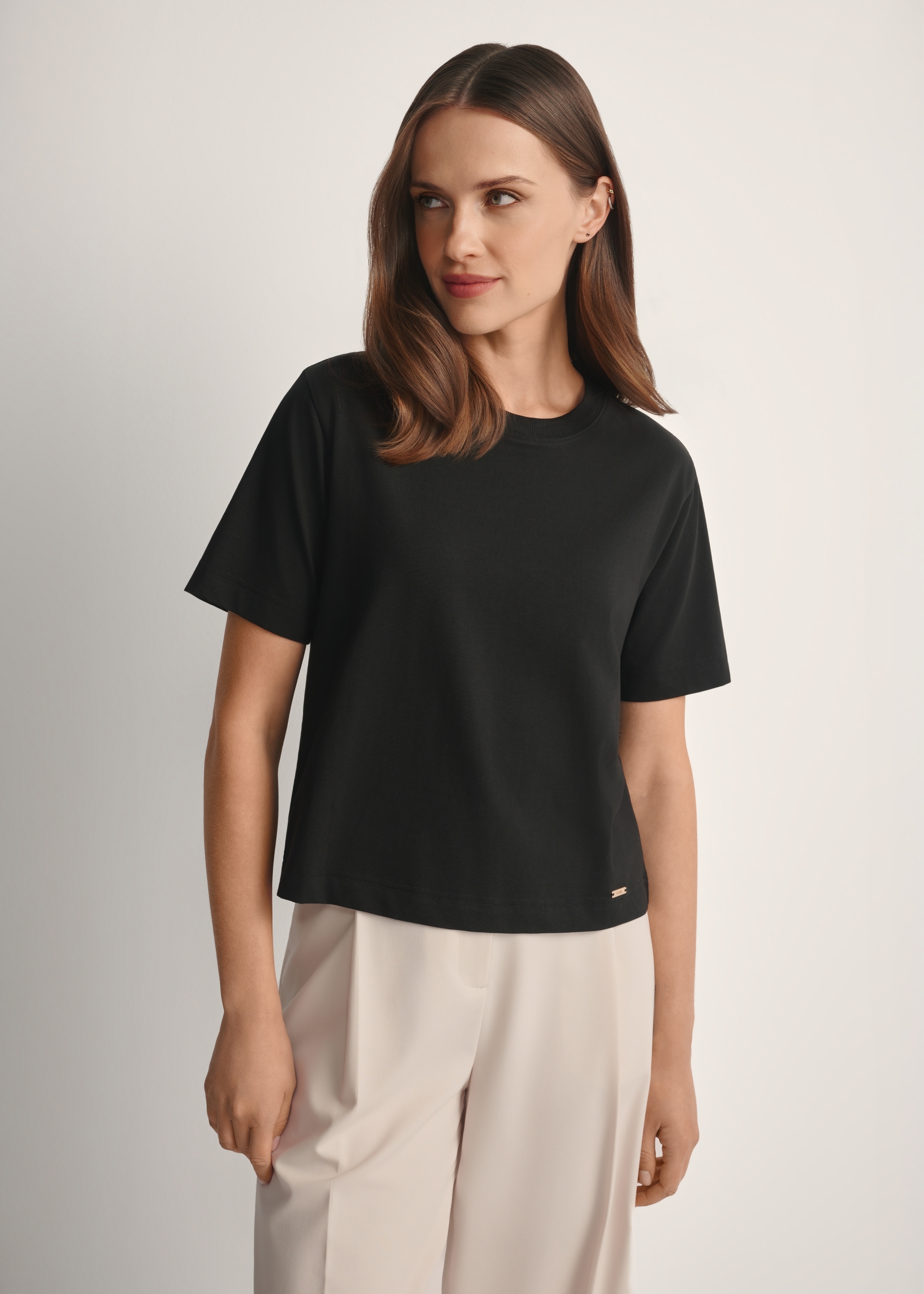 Bawełniany czarny T-shirt damski TSHDT-0138-99(W26)