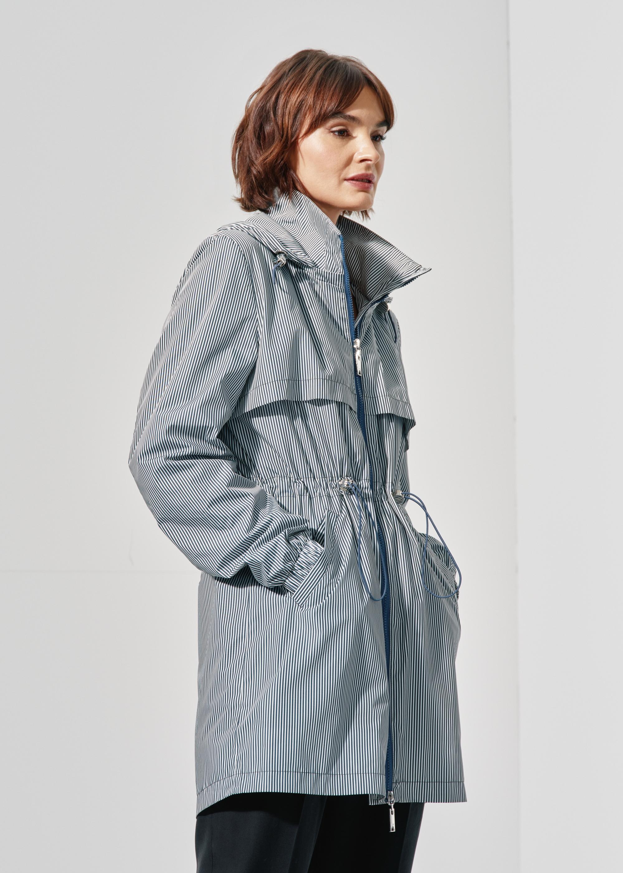 Długa kurtka damska w paski z kapturem KURDT-0514-11(W24