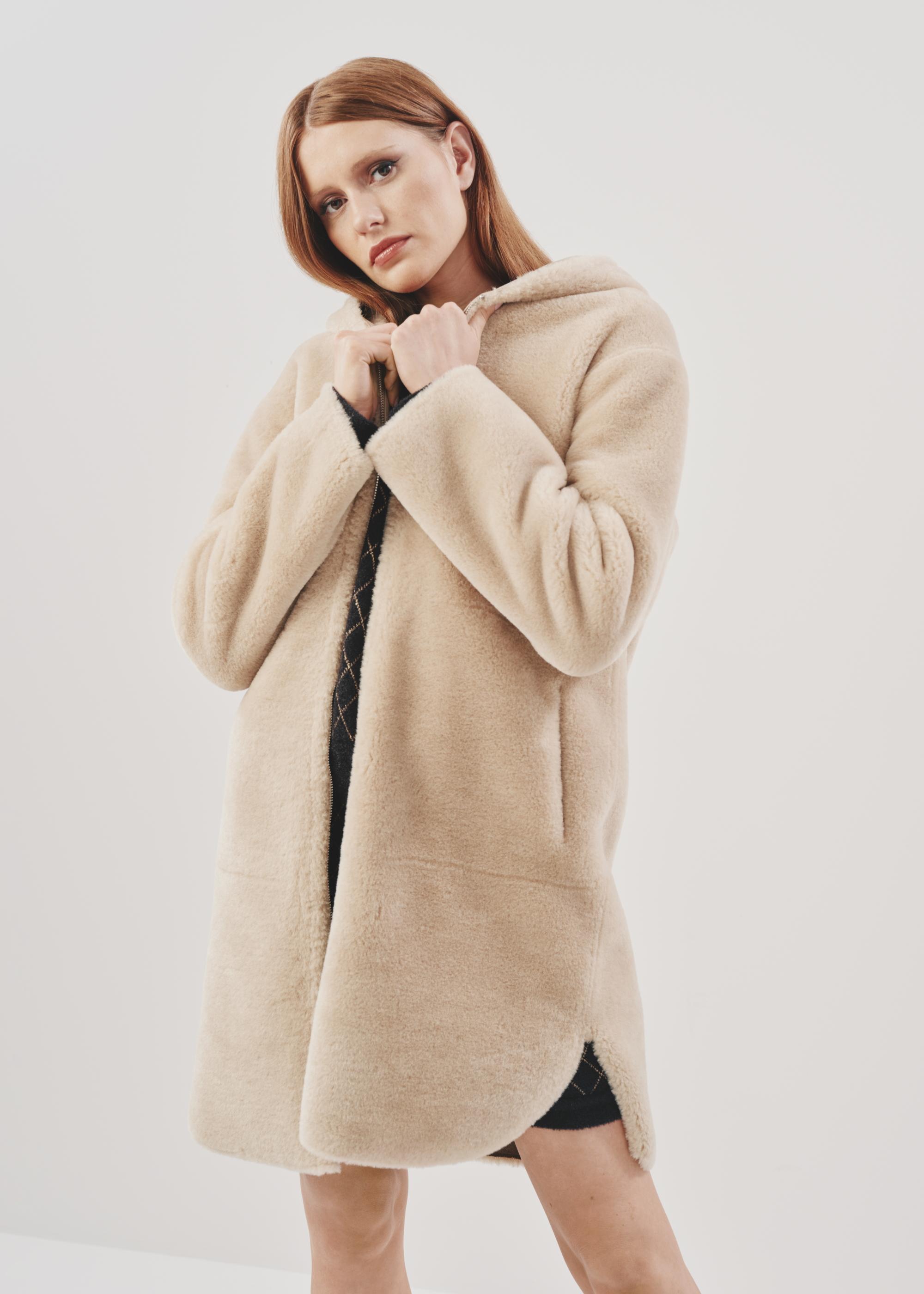 ふくたろう Beżowe futerko damskie z kapturem FUTDP-0041-81(Z23) | OCHNIK